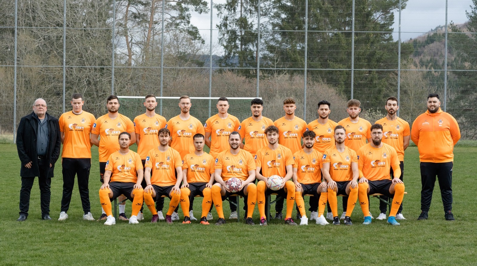 Mannschaftsbild mit orangenen Trikots